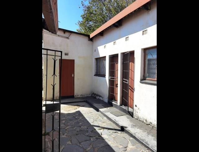 2 BEDROOM PROPERTY TO RENT IN SENAOANE
